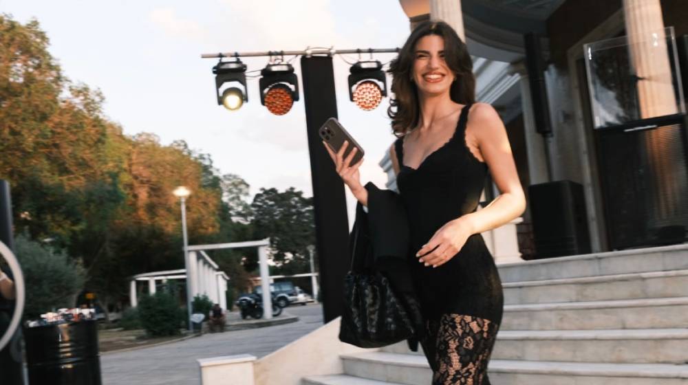 Νιόβη Κασπάρη: Το λευκό φόρεμα που αναδεικνύει τη διαχρονική κομψότητα