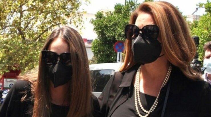  Συντετριμμένες η Άντζελα Γκερέκου και η Μαρία Βοσκοπούλου στην κηδεία του Τόλη Βοσκόπουλου [εικόνες]