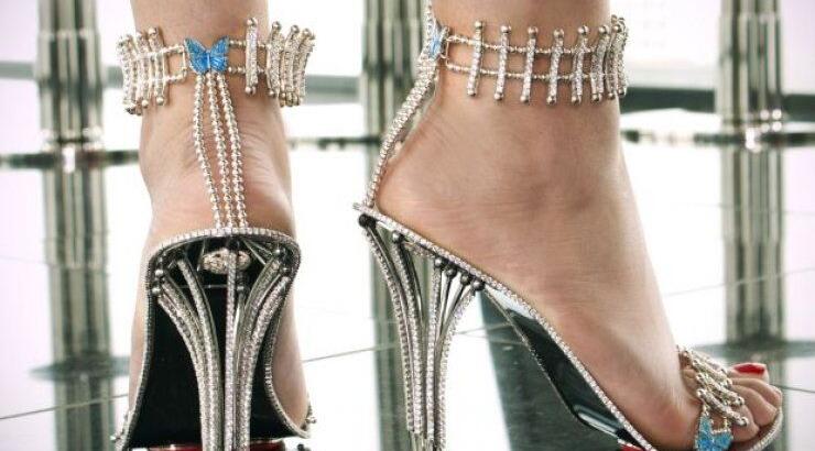 Ποια πασίγνωστη τραγουδίστρια αγόρασε παπούτσια αξίας ... 280.550 ευρώ; [εικόνες]