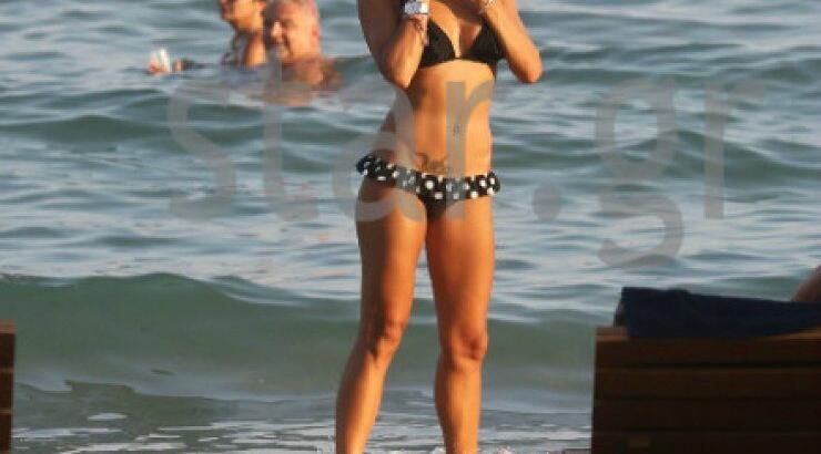 "Αναστάτωσε" την παραλία με το "καυτό" της μπικίνι σύζυγός Κύπριου επιχειρηματία