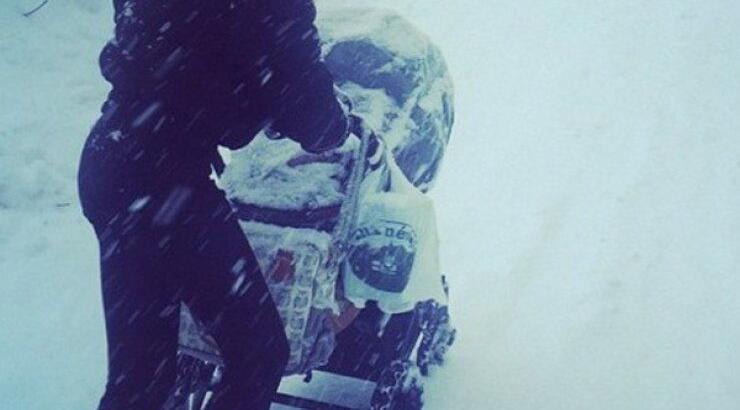 Ποια επώνυμη έβγαλε βόλτα το μωρό της με το καρότσι στα χιόνια