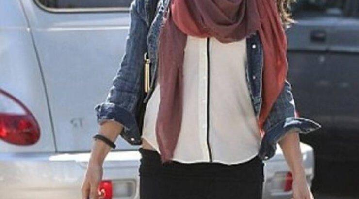  Η κοιλιά της φούσκωσε και εκείνη ακόμα κρύβει την πρώτη της εγκυμοσύνη