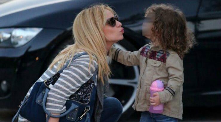 Πέγκυ Ζήνα: Δείτε την πρώτη φορά να τραγουδά αγκαλιά με την κόρη της