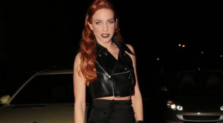 Η Κατερίνα Στικούδη στην παραλία με το sexy μαγιό της!