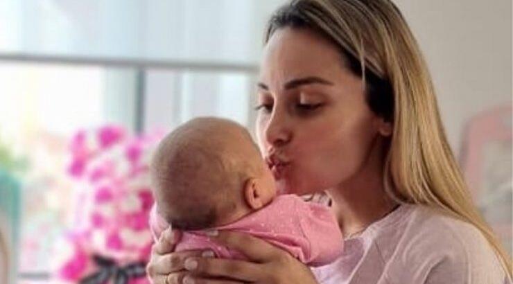 Βασιλική Μιλλούση: Έδειξε δημόσια τον θηλασμό της νεογέννητης κόρης της 