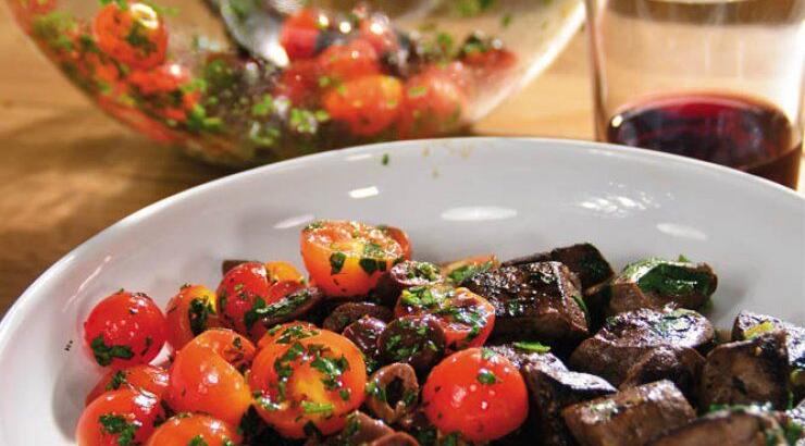 Συκώτι μοσχαρίσιο με φρέσκα κρεμμυδάκια, κόκκινο κρασί και κόλιανδρο