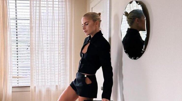 To hot τζιν που φόρεσε η διάσημη fashion insider Caro Daur   