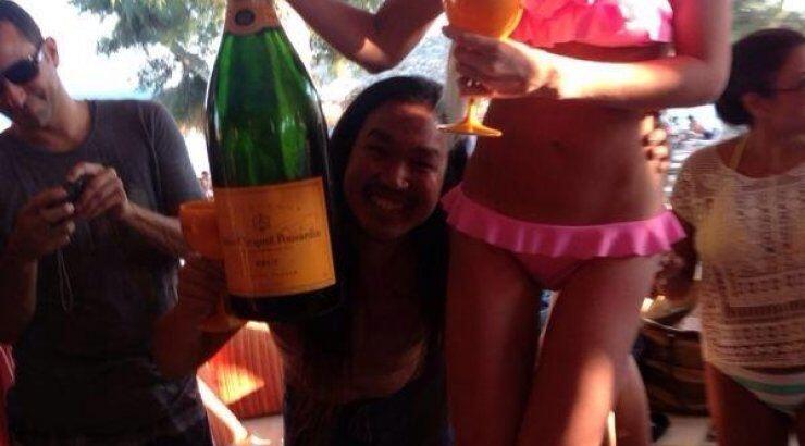  Η Τζούλια και πάλι με σαμπάνια... 