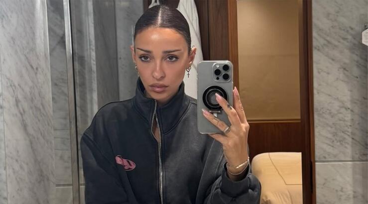 Ελένη Φουρέιρα: Η αντίδραση του γιου της, Ερμή, όταν βλέπει αφίσα της σε βόλτα τους [εικόνα]