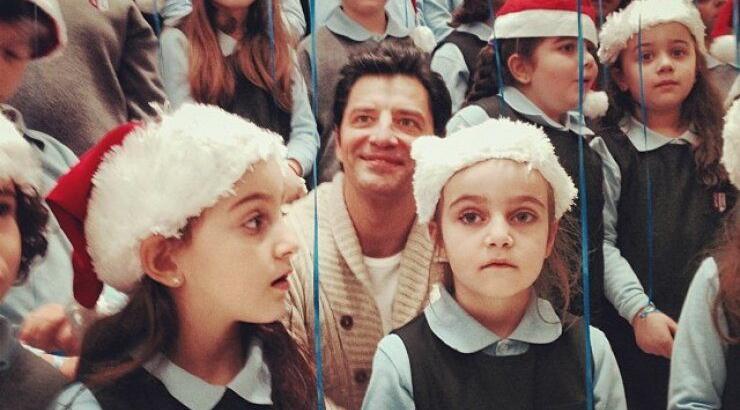 Σάκης Ρουβας: Τραγούδησε στην Λευκωσία μαζί με μικρά παιδιά [video]