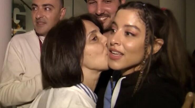 Μαρίνα Σάττι: To φιλί από τη μαμά της on camera - «Ένιωσα συγκινημένη όταν την είδα στη σκηνή»