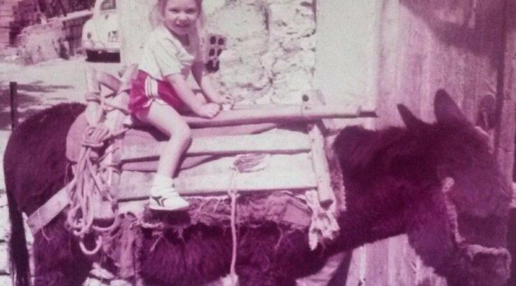 Ποια Κύπρια αγαπημένη ηθοποιός είναι το κοριτσάκι στη φωτογραφία;