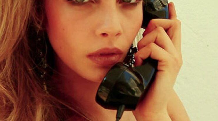 Η Cara Delevingne μιλάει ελληνικά!