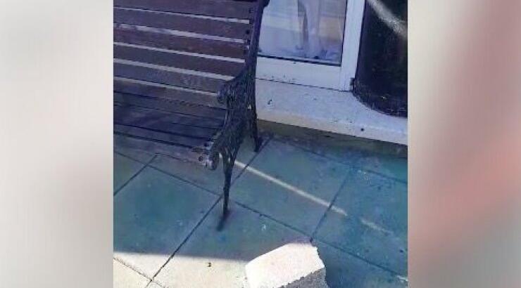Εκτός εαυτού Κύπριος ηθοποιός: Άγνωστοι επιτέθηκαν στο χώρο του ρίχνοντας τούβλα