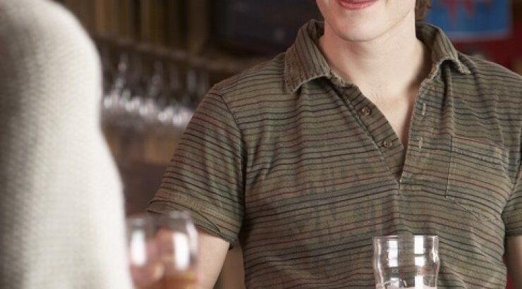 Τι κάνεις όταν το αγόρι της κολλητής σου, στην «πέφτει»;