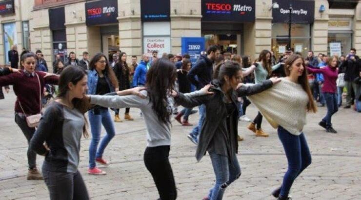 Έλληνες και Κύπριοι φοιτητές του Manchester χορεύουν Ζορμπά 