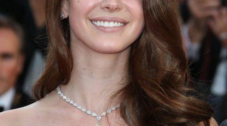 Lana del Rey: «Θέλω να μοιάσω στην Angelina Jolie»