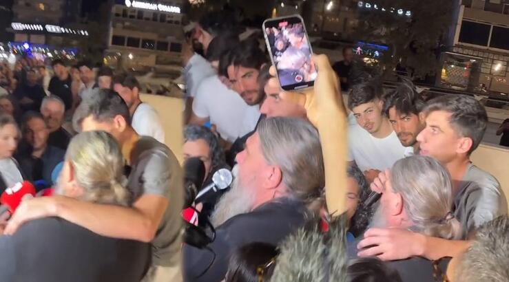 Φειδίας: Συγκινημένος στην αγκαλιά του πατέρα του στην Πλατεία Ελευθερίας [βίντεο]