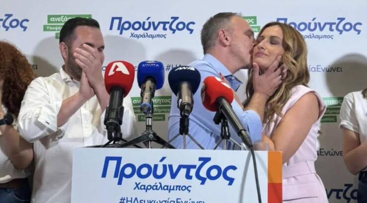 Βουρκωμένη η Γωγώ Αλεξανδρινού μετά την εκλογή του συζύγου της στη Δημαρχεία Λευκωσίας [βίντεο]