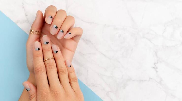 Minimal σχέδια στα νύχια: Οι τάσεις της σεζόν