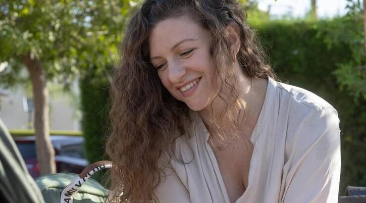 Νίκη Δραγούμη: Ποζάρει στην παραλία με φουσκωμένη κοιλίτσα [εικόνες]