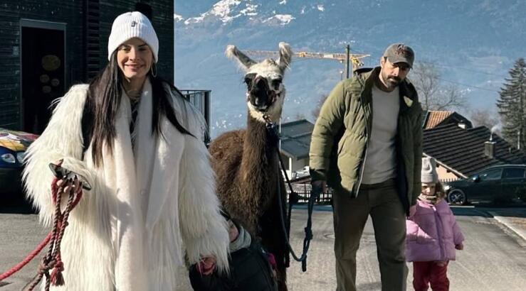 Τανιμανίδης – Μπόμπα: Η βόλτα με λάμα με τις δίδυμες κόρες τους στο εξωτερικό [εικόνες & βίντεο]