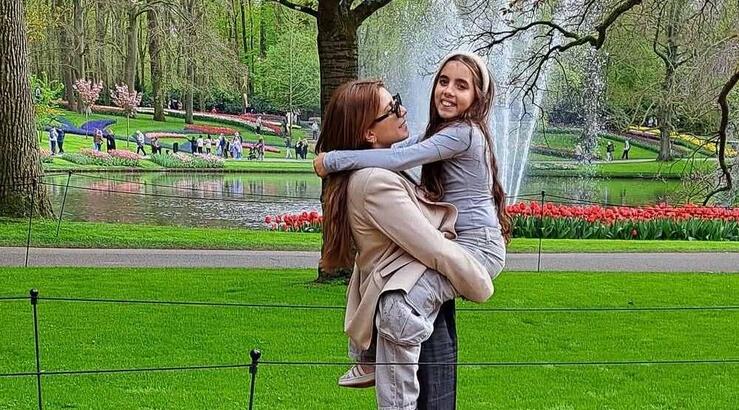 Στέλλα Σάββα: Βουτιές στο Λατσί με την κόρη της, Βαλέρια [εικόνα]