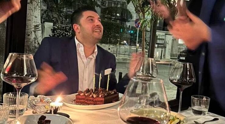 Θησέας Ιωάννου: Έσβησε τούρτα αγκαλιά με την κόρη του [εικόνες]