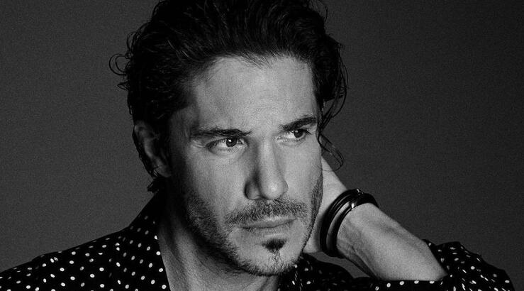 Οικονομόπουλος: Θαυμάστριες του προσπαθήσαν να κατεβάσουν την αφίσα του καλώντας την πυροσβεστική