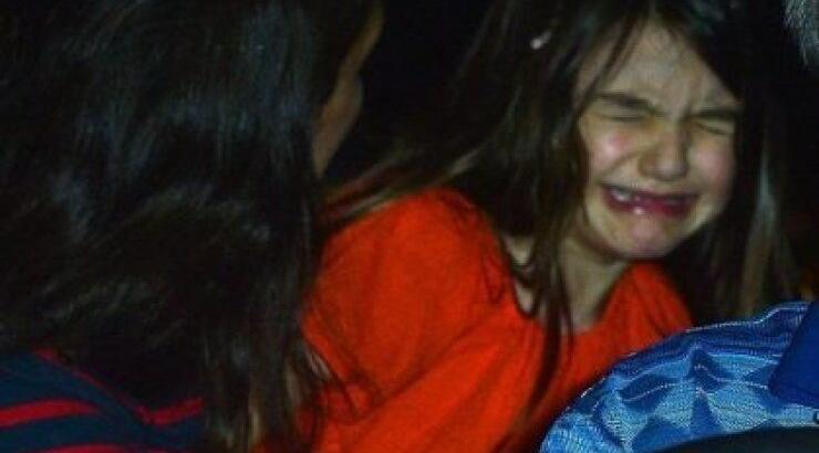 Γιατί κλαίει η Suri;