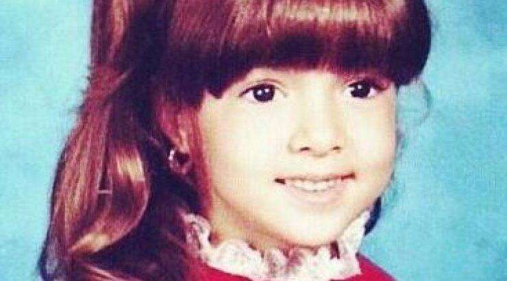 Μπορείτε να μαντέψετε ποια τραγουδίστρια είναι το κοριτσάκι της φωτογραφίας;