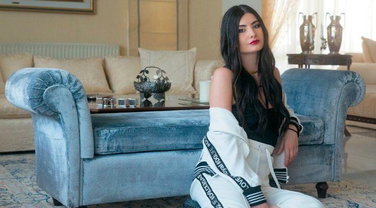 Η κούκλα Στέφανη Στεφανή φωτογραφίζεται στην οικεία της οικογένειας Στεφανή 