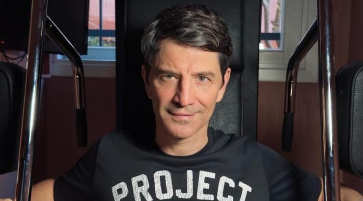 Σάκης Ρουβάς: Το πρόβλημα που αντιμετώπισε σε ξενοδοχείο και η απορία προς τους followers του [βίντεο]