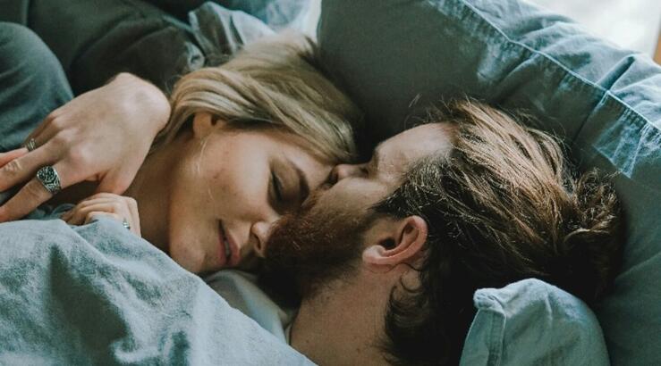 Ο ύπνος με τον σύντροφό σου ωφελεί την ψυχική και σωματική υγεία σου