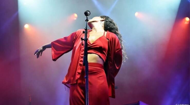 Κύπρια τραγουδίστρια εξομολογείται: "Μας περνάνε για ζευγάρι με τον πατέρα μου" [βίντεο]