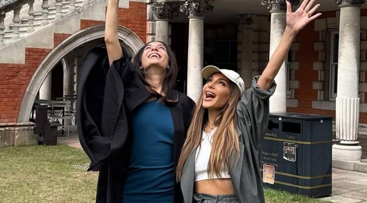 Δέσποινα Βανδή: Σε βραδινή έξοδο στην Αθήνα με την κόρη της, Μελίνα, μετά την αποφοίτησή της [εικόνα]