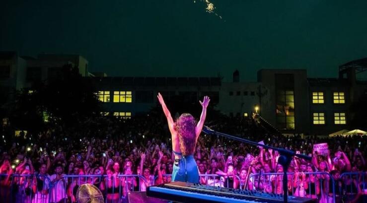 Ελληνίδα τραγουδίστρια: "Όταν τραγουδούσα στον δρόμο, ήταν αμήχανο να μου αφήνουν χρήματα" [βίντεο]