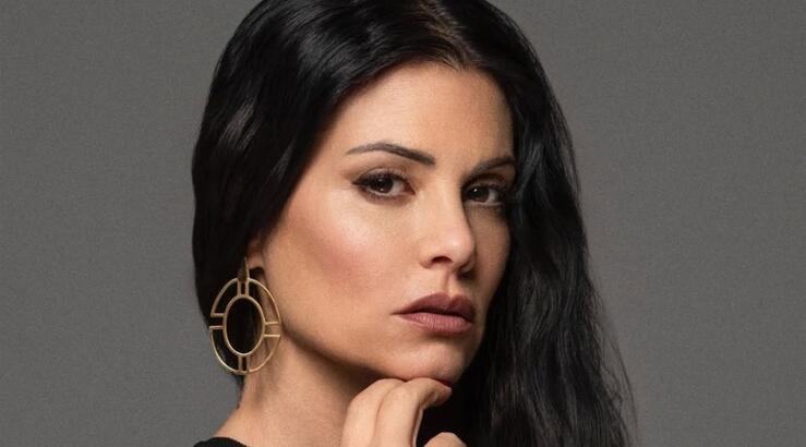 Μαρία Κορινθίου: "Θέλω να με πλησιάσει ένα πολλά κιλά αρσενικό, γιατί είμαι λίγο «Μπουμπουλίνα»"