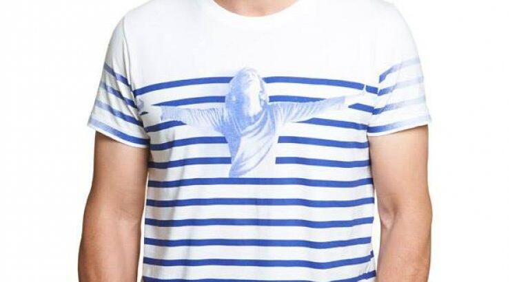 O Σάκης Ρουβάς ποζάρει με το μπλουζάκι του Ιδρύματος Μελίνα Μερκούρη 