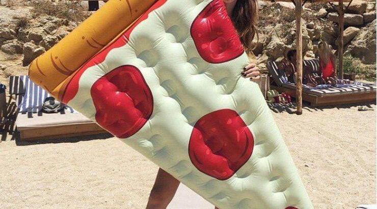 Tα funky σωσίβια και στρώματα παραλίας που λατρεύουν οι fashionistas