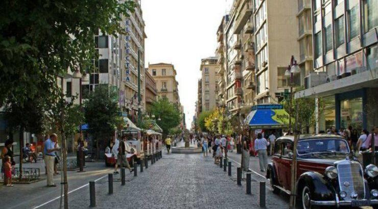 Απίστευτο! Γνωστό ζευγάρι έκανε βόλτα στο κέντρο της Αθήνας...γυμνό!