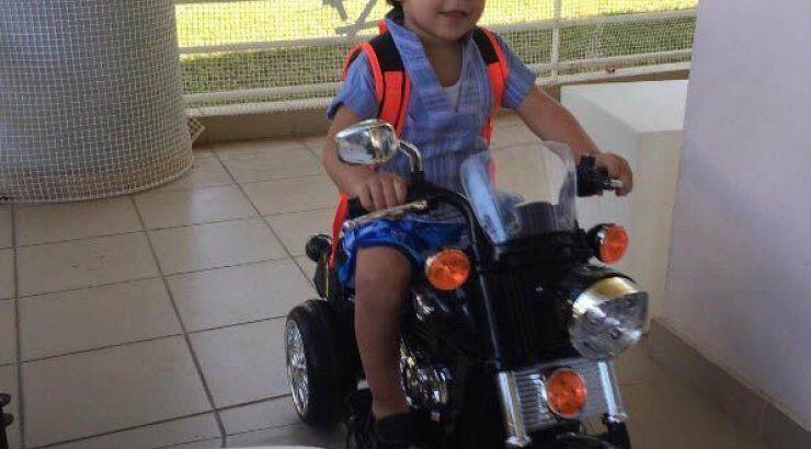 O μηχανόβιος γιός επώνυμης Κύπριας θέλει να την πάει για μπάνιο με την μηχανή του