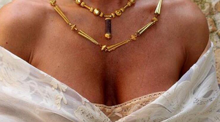 Κύπρια socialite σε ρόλο μοντέλου