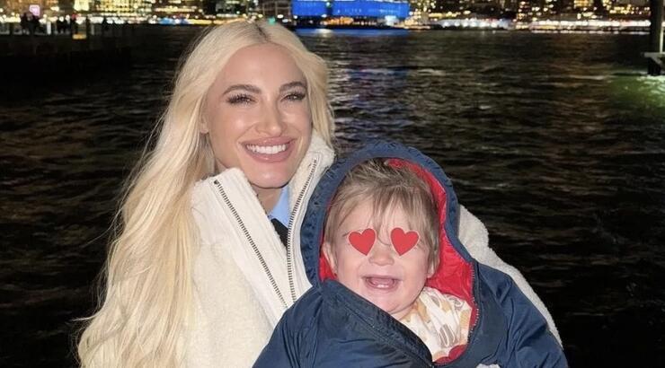 Ιωάννα Τούνη: Αγκαλιά με τον γιο της Πάρη στη συγκέντρωση για τα Τέμπη [εικόνα]