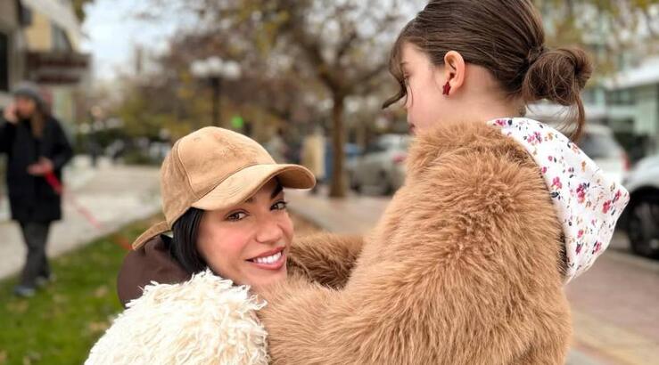 Ήβη Αδάμου για την κόρη της: «Θα ήθελα να μου μοιάσει στον δυναμικό χαρακτήρα που θεωρώ ότι έχω» [βίντεο]