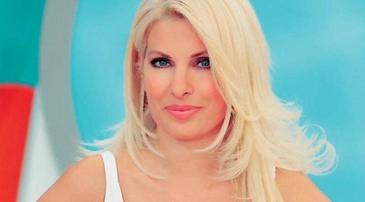 Η Ελένη ανεβάζει στο twitter φωτογραφία της με μαγιό και την «λέει» σε κάποιους!