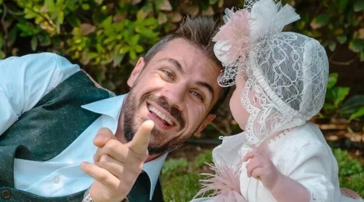 Άκης Πετρετζίκης: Αγκαλιά με την κόρη του στο πλατό της εκπομπής του [εικόνα]