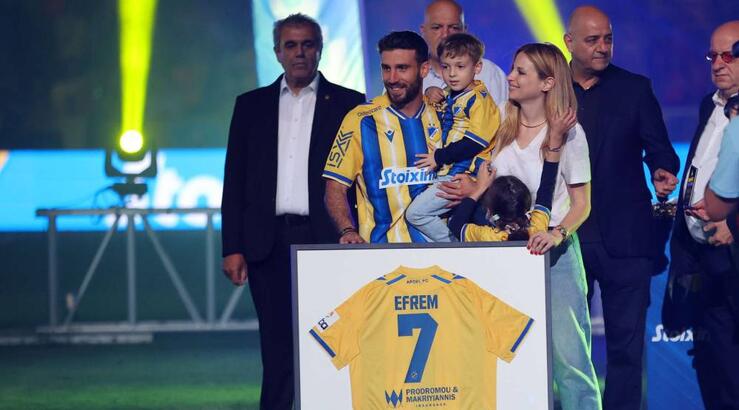 Συγκινημένος ο Εφραίμ αποχαιρέτησε το ποδόσφαιρο – Στο πλευρό του η Αριστοτέλους και τα παιδιά τους