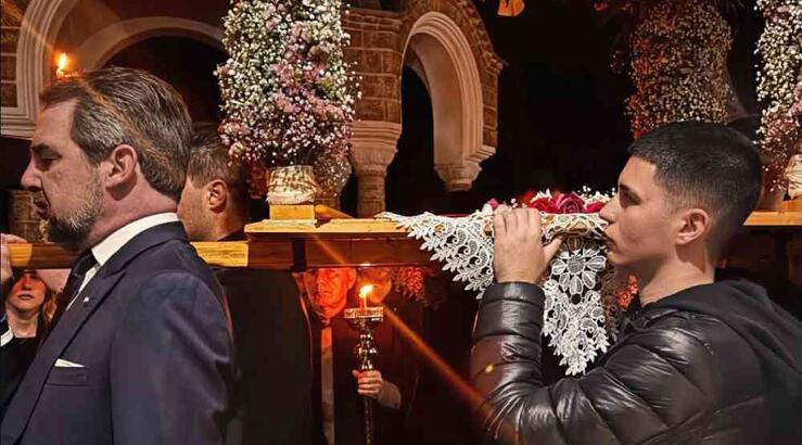 Ο Τσαλίκης με τους γιους του και τον Νικόλαο Ντε Γκρες κράτησαν τον Επιτάφιο [βίντεο]