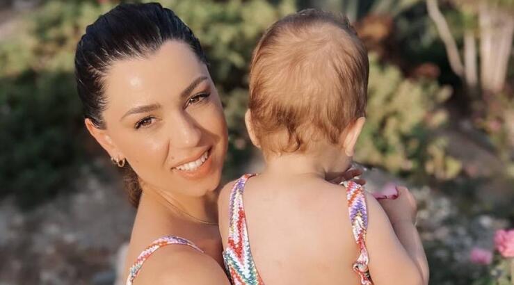 Κλέλια Γιασεμίδου: Στην παραλία με την ενάμιση έτους κόρη της με matchy – matchy μαγιό [εικόνες]